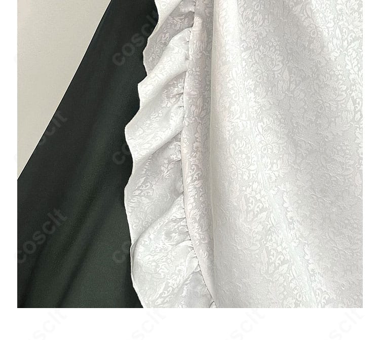 スカート裾のフリル装飾。波打つラインとハリ感でエレガントな印象