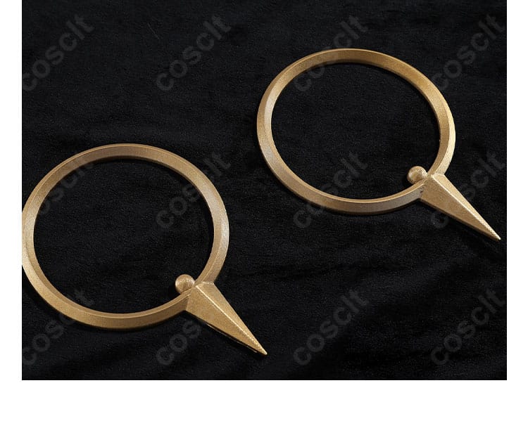 アクセサリーと髪飾りの細部比較。素材感と装飾の立体感を示す。