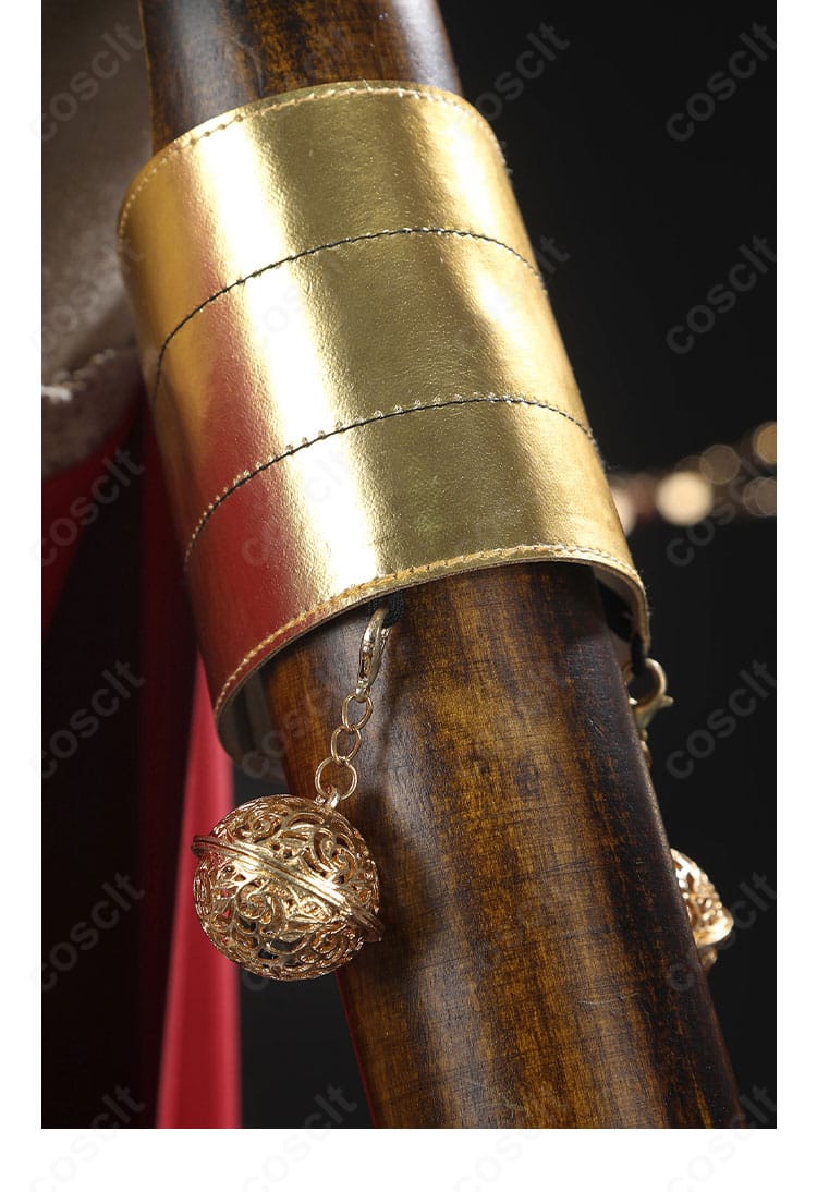 手首・腕飾りのアップ。留め具と装飾モチーフの造形を詳細に確認。