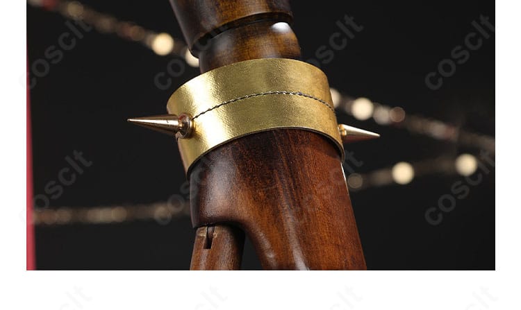 腕飾りの別角度アップ。表面加工の違いと陰影の出方が見える。