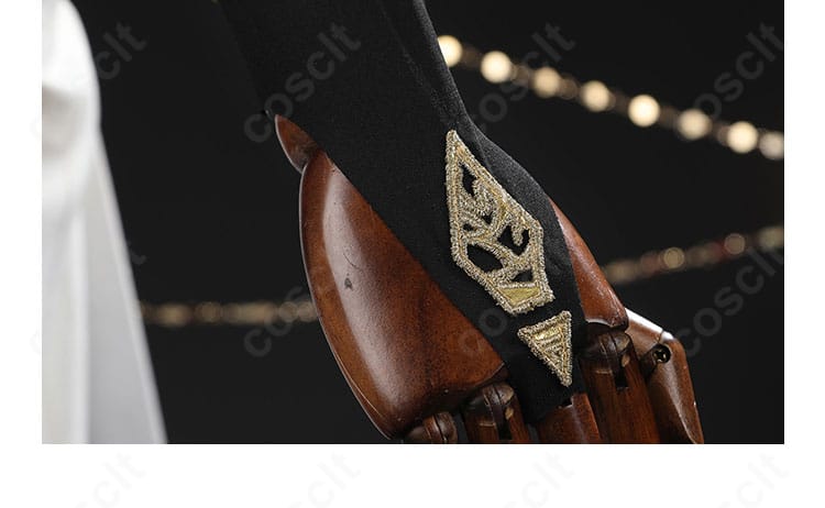 手袋の装飾ディテール。甲部分の意匠とフィット感のステッチを確認。