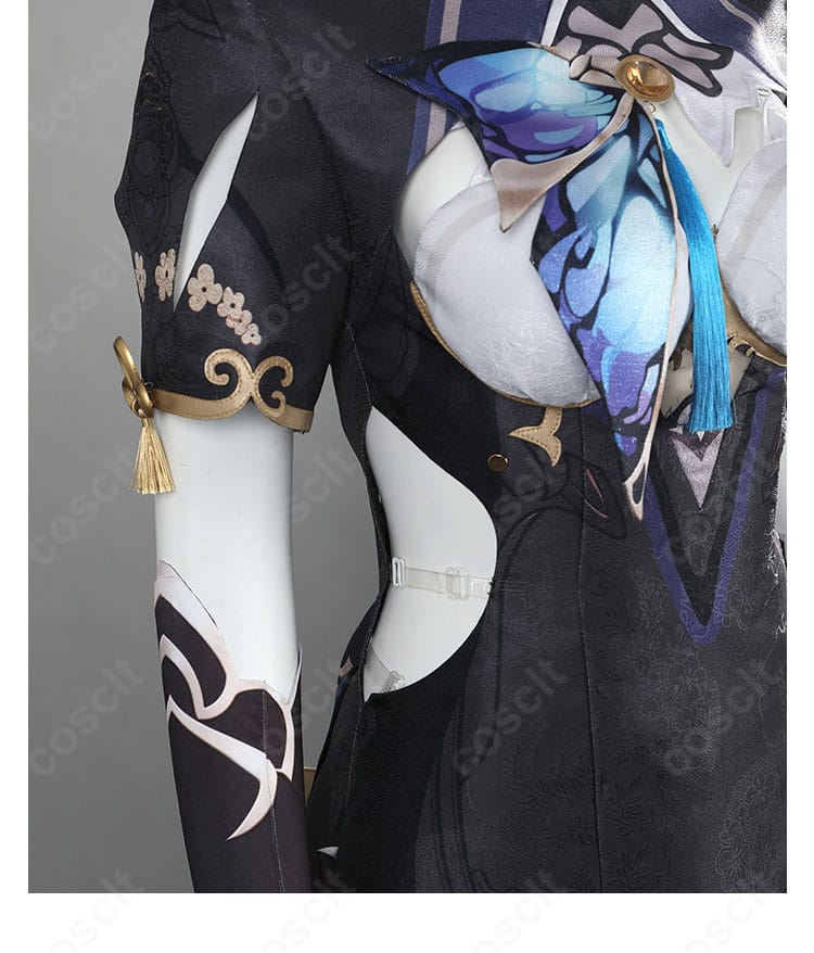 右袖と襟元の装飾アップ。刺繍とトリムの質感を強調したクローズアップ