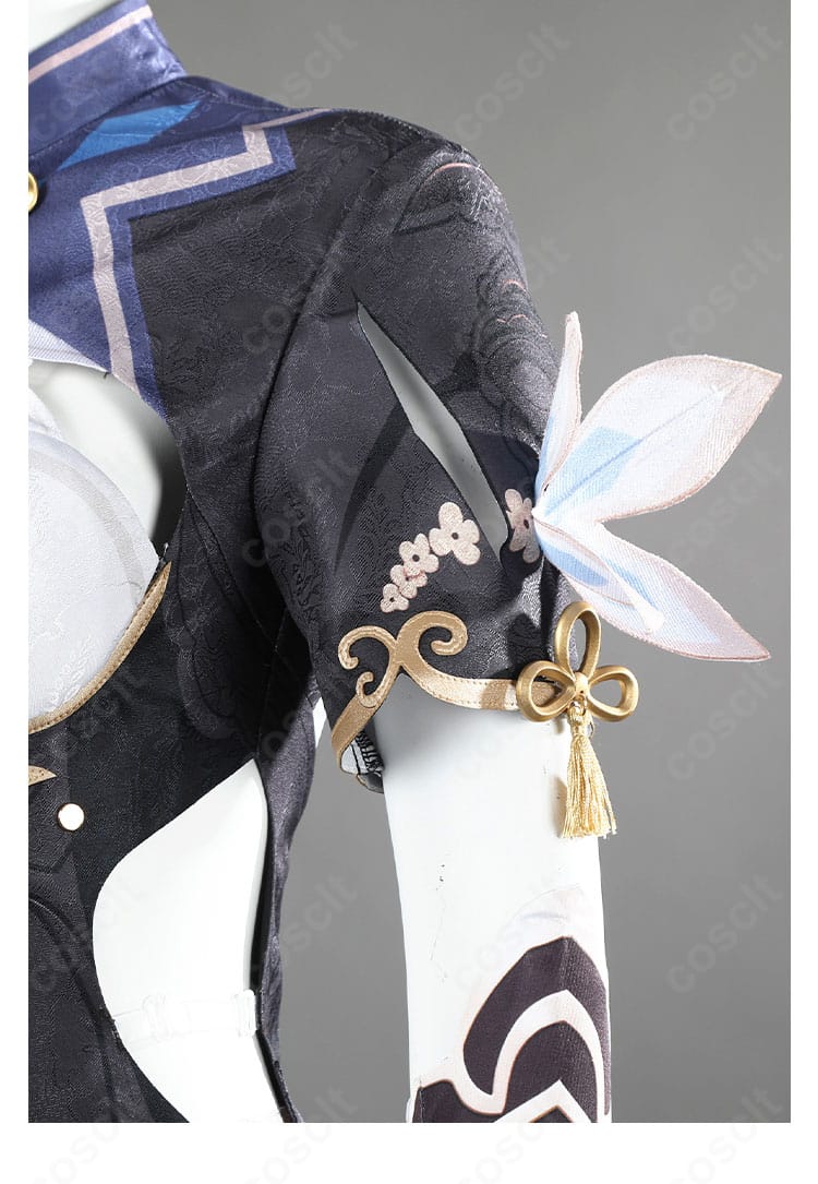 左袖と肩周りの装飾アップ。縫製ラインと刺繍モチーフの再現度を示す