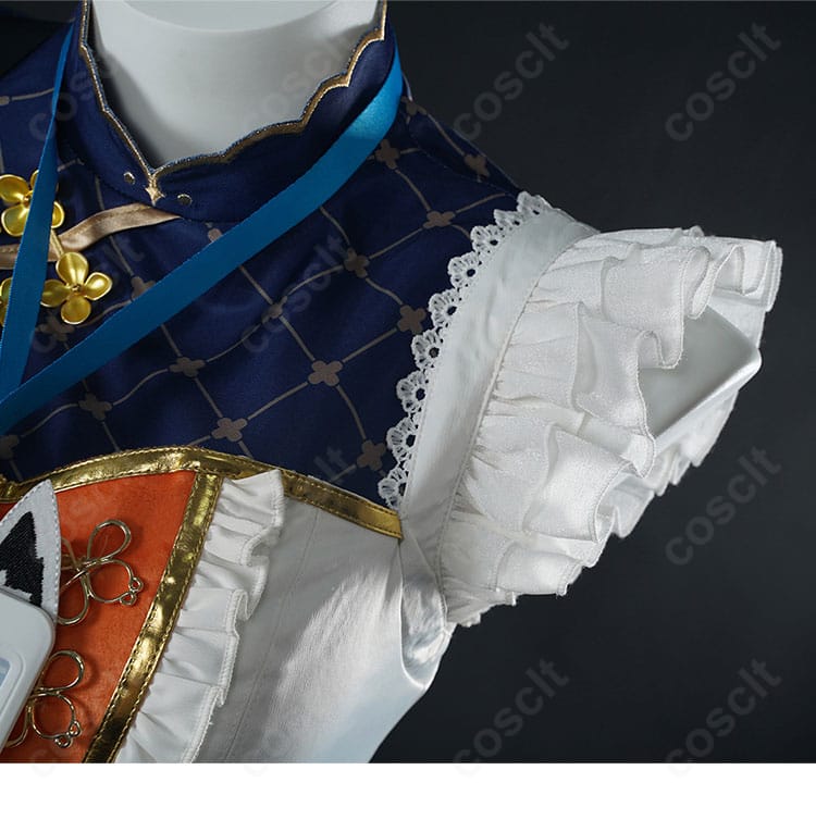 白上フブキ コスプレ衣装の袖口ディテール。カフスの装飾や配色ライン、縫製の仕上がりが分かるクローズアップ。