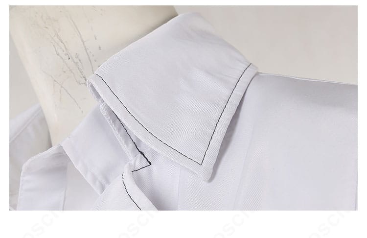 襟元装飾のクローズアップ。配色パイピングとステッチの仕上がりを示す。