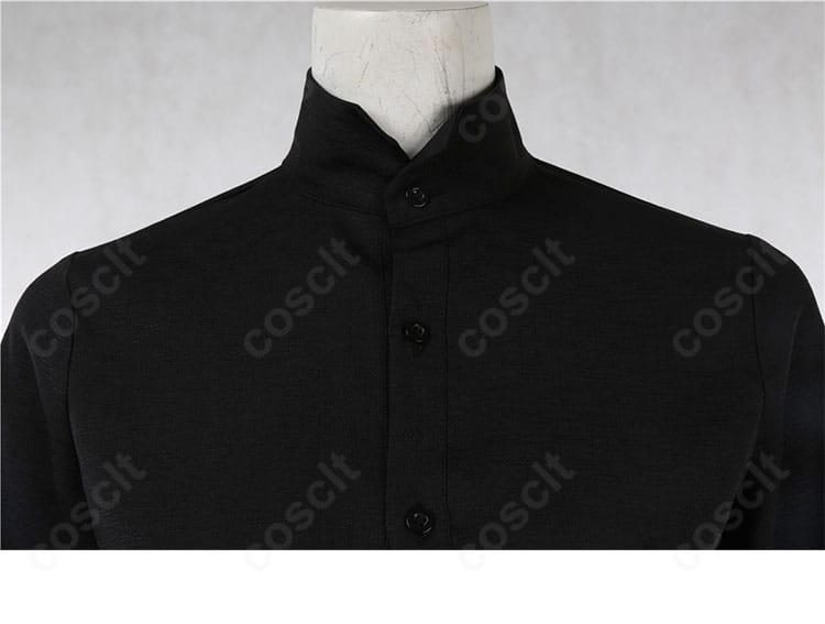 ジャケット襟の刺繍ディテール。立ち上がりの良さと上品な意匠が特徴。