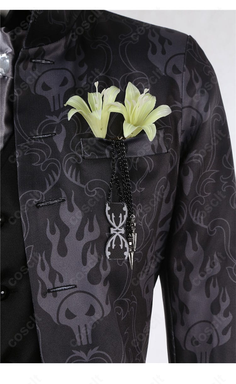 胸ポケット装飾のクローズアップ。イデアの衣装イメージに合う繊細な意匠。