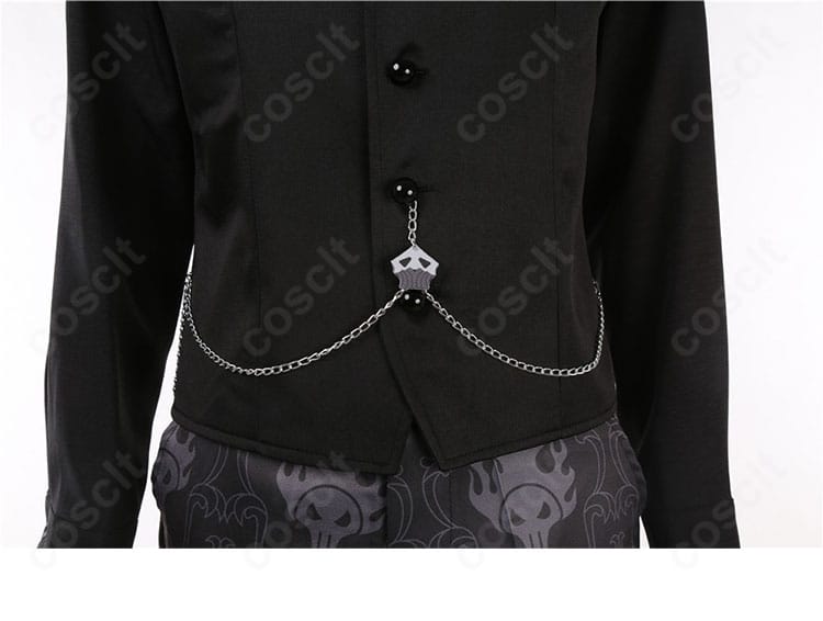 腰のチェーン装飾のクローズアップ。金属調の質感がコーデのポイント。