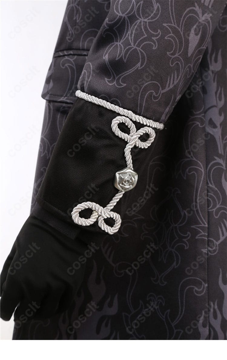 袖口の装飾アップ。ステッチと飾りパーツで世界観を丁寧に再現。