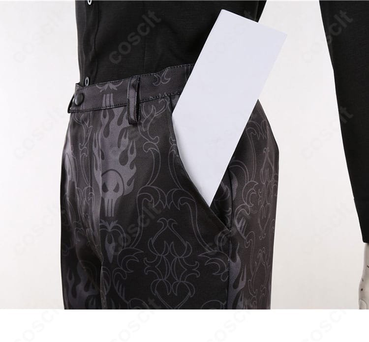 パンツのポケット装飾。全体デザインに調和したミニマルな意匠。