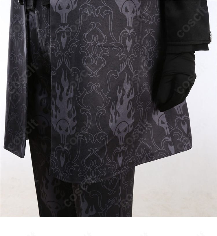 コート裾の装飾ディテール。シャープなライン取りでタキシードらしい端正さ。