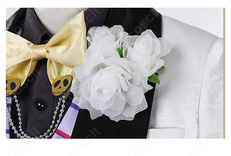 エペル・フェルミエ花婿風コスプレ衣装・襟元の花飾り。華やかなアクセントと上品な配色
