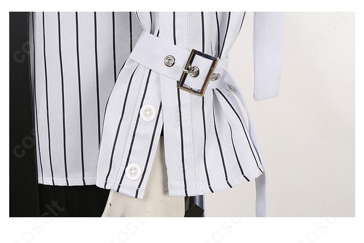 袖口装飾のクローズアップ(ベルト金具とステッチワーク)