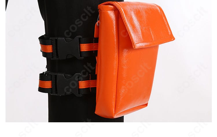 脚部の小物ポーチ接写。ウエスト〜レッグの連動と実用的な収納性を示すディテール。