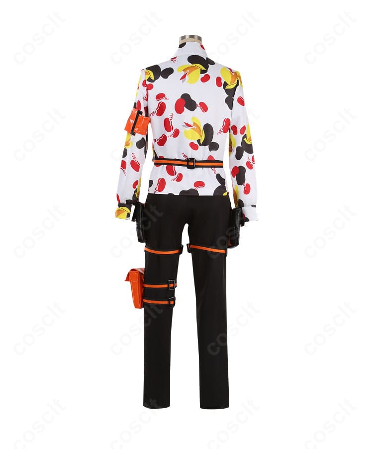 背面全体。コートの背面ライン、ベルト通し、ポーチ配置が分かるビーンズ・カモ衣装の後ろ姿。