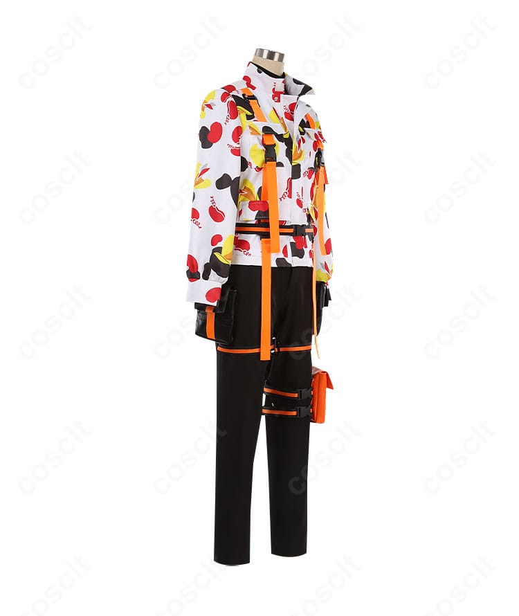 右側面のディテール。袖口・ベルト位置・ポーチのバランスが確認できるジェイド・リーチ衣装。