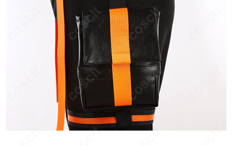 パンツ脚部サイド装飾の拡大。テープ使いとステッチで直線的な印象を強調したデザイン。