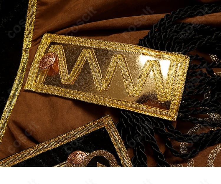 肩部の重要パーツに焦点を当てた接写。装飾の固定方法や立ち上がりの形状が分かる。