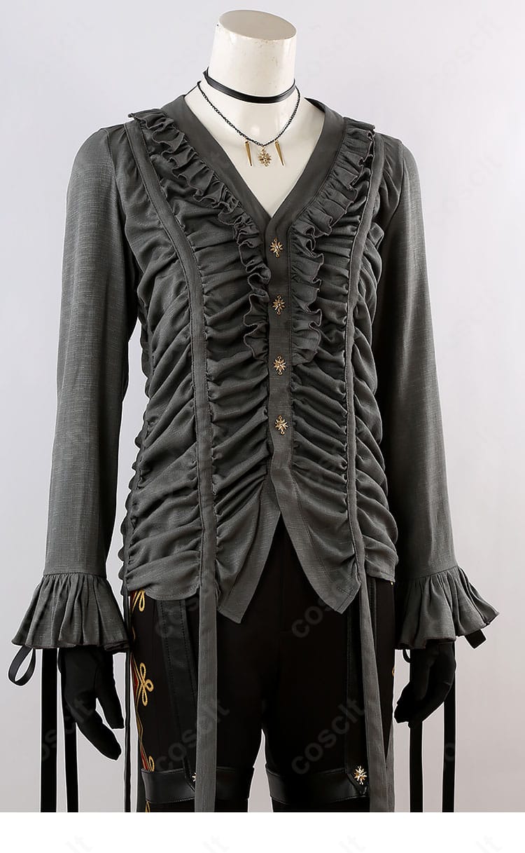 インナーの装飾ディテール。前身頃の装飾パーツと縫製の見え方に焦点。