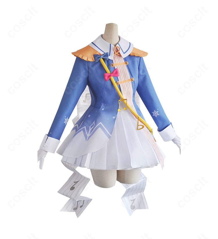 雪ミク2020 コスプレ衣装の側面写真。スカートの広がりやたすきの位置、コートのシルエットなどディテールが見える角度。