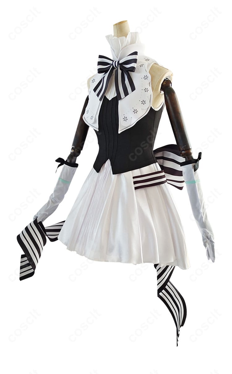 初音ミクシンフォニー2024 コスプレ衣装の側面。スカートの落ち感とウエストライン、蝶結びの立体感が分かる角度。