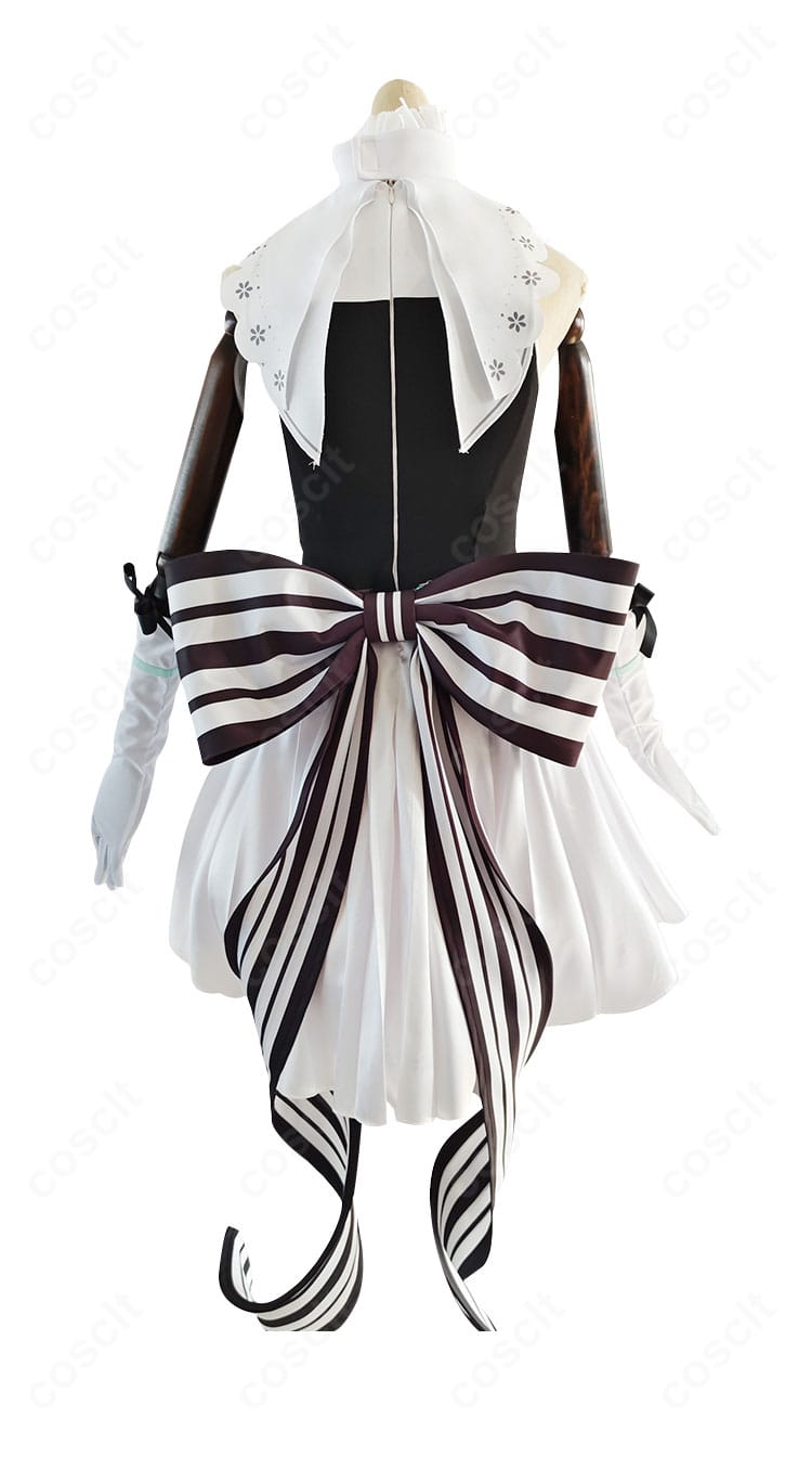 初音ミクシンフォニー2024 コスプレ衣装の背面。背中の大きな蝶結びとエレガントなシルエットを強調した後ろ姿。