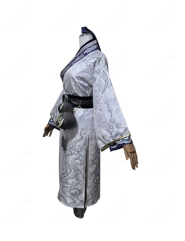 白無常(謝必安)コスチュームの側面写真。長着のライン、袖の落ち感、ズボンのシルエットをチェックできる角度。