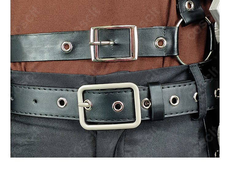 腰帯と金具装飾のアップ。立体感ある仕上げで写真映えするディテール