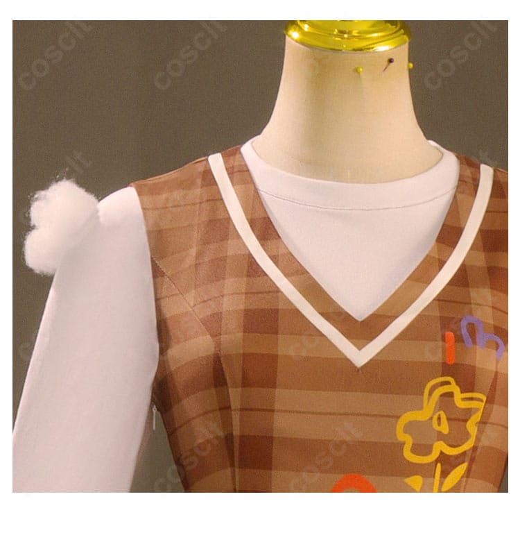 肩と袖の装飾ディテール。学園風の端正な仕立てで高再現度を強調