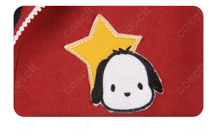 胸前装飾のクローズアップ。刺繍や装飾パーツを高精細で示したディテール写真