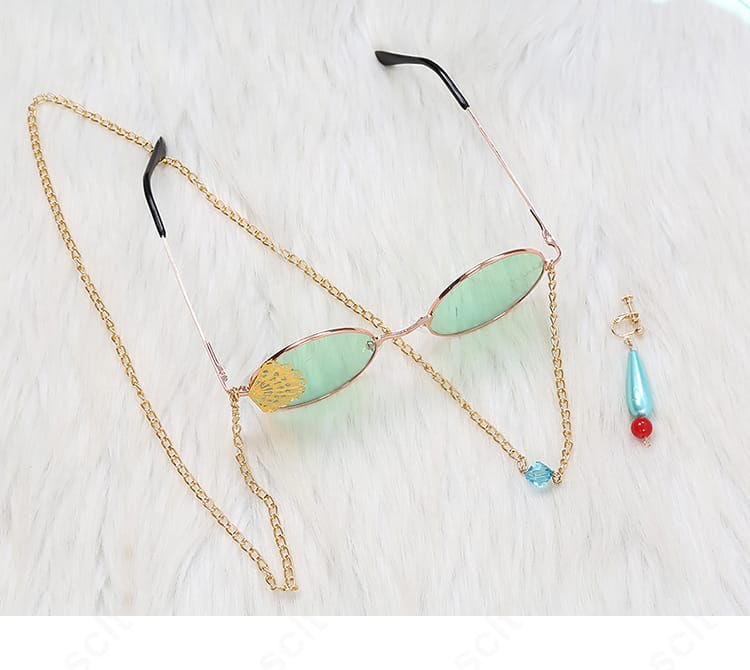 七種茨の耳飾りとメガネの小物アップ。キャラクター特徴のアクセサリーを精密再現した付属品。