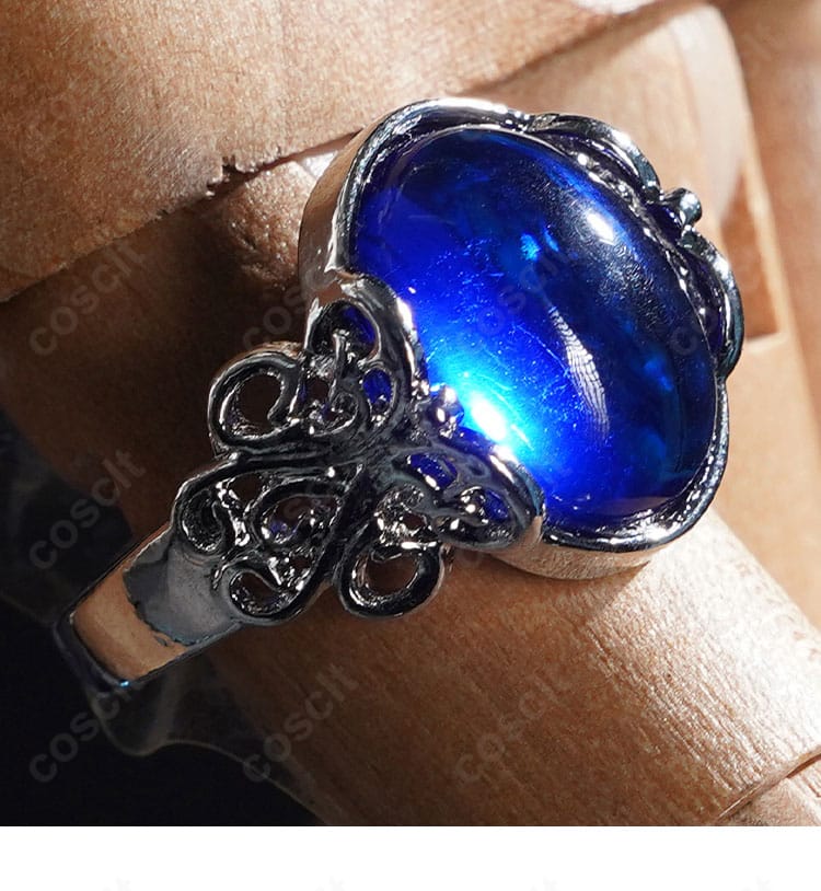 アイウェア周辺の装飾ディテール。メガネと目元飾りの質感を確認できる画像。