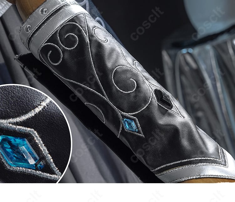 右腕周りの装飾ディテール。袖口の縁取りと金属調パーツの仕上げ。