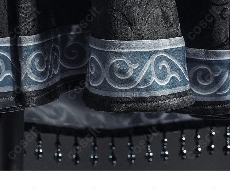 マント背面の飾り装飾ディテール。流線的な意匠とエレガントな印象を強調。