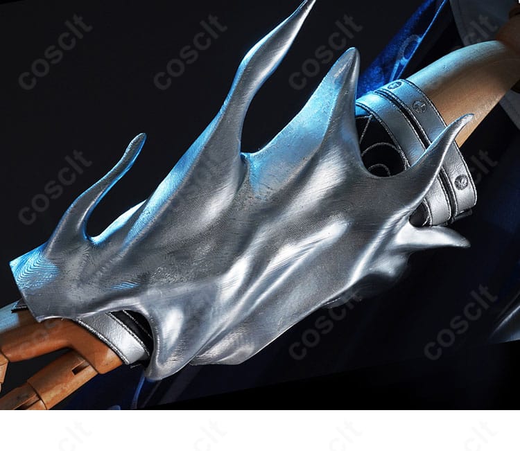 冠・肩・腕アクセサリーの近接画像。豪華さと配列のバランスを示す。