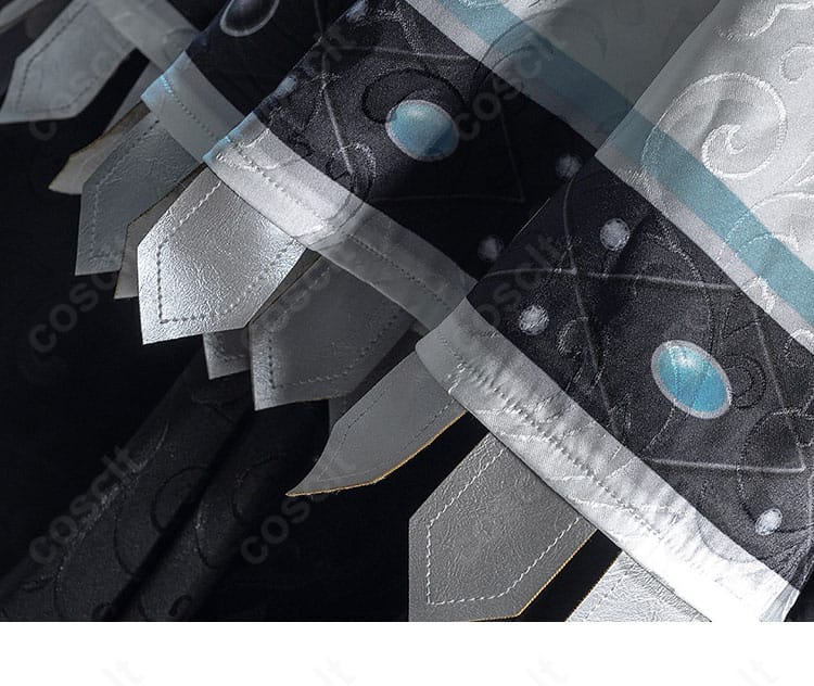 スカート裾の装飾ディテール。パイピングと柄配置の再現性を示す画像。