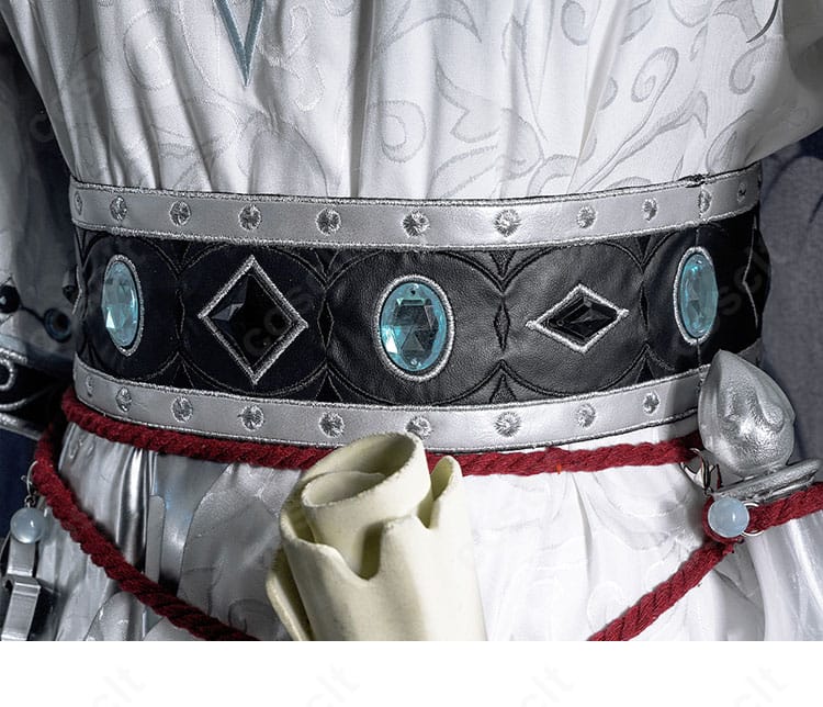 ウエストの腰封装飾と金属調パーツの近接画像。固定方式と質感を確認可能。