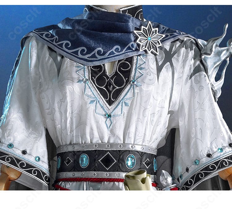 胸元ブローチと装飾紐など、逆流の水銀のディテールを接写した画像。