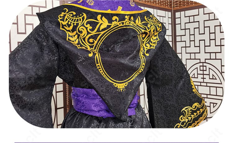 ツイステ 式典服 背面装飾のクローズアップ。配色と素材感のコントラストが分かる画像。