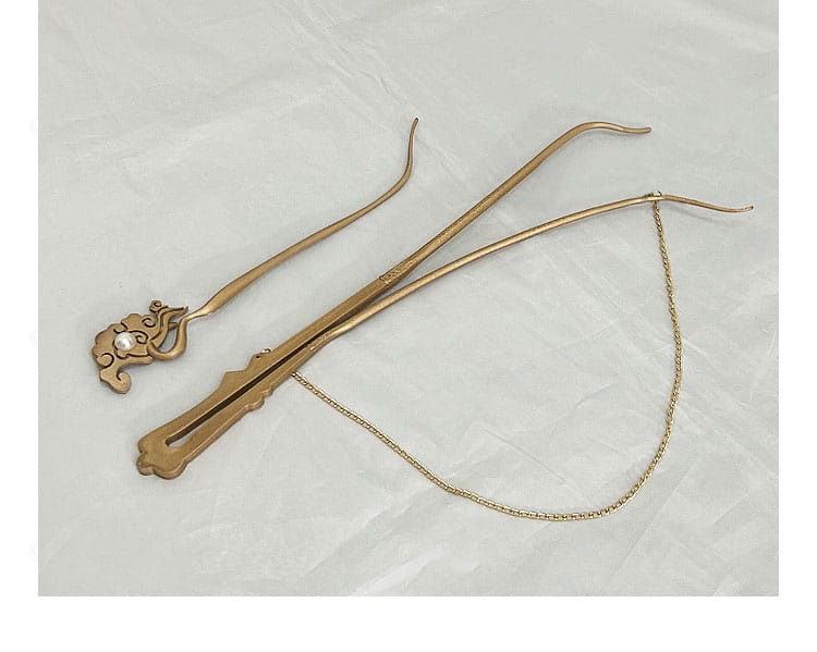 黒神話:悟空 クモ精 4番目の姉コスプレの髪飾りディテール。色味とモチーフ、装着位置の目安を示す接写。