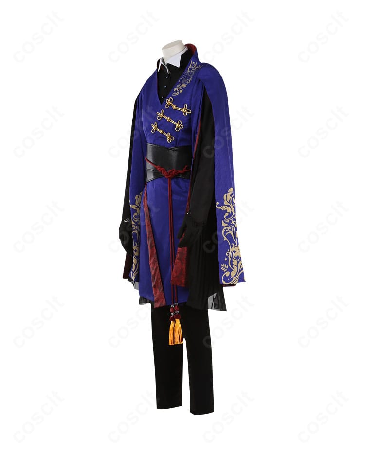 左側面ショット。袖の装飾ラインとシルエットの流れ、肩から裾への美しいドレープが分かる。