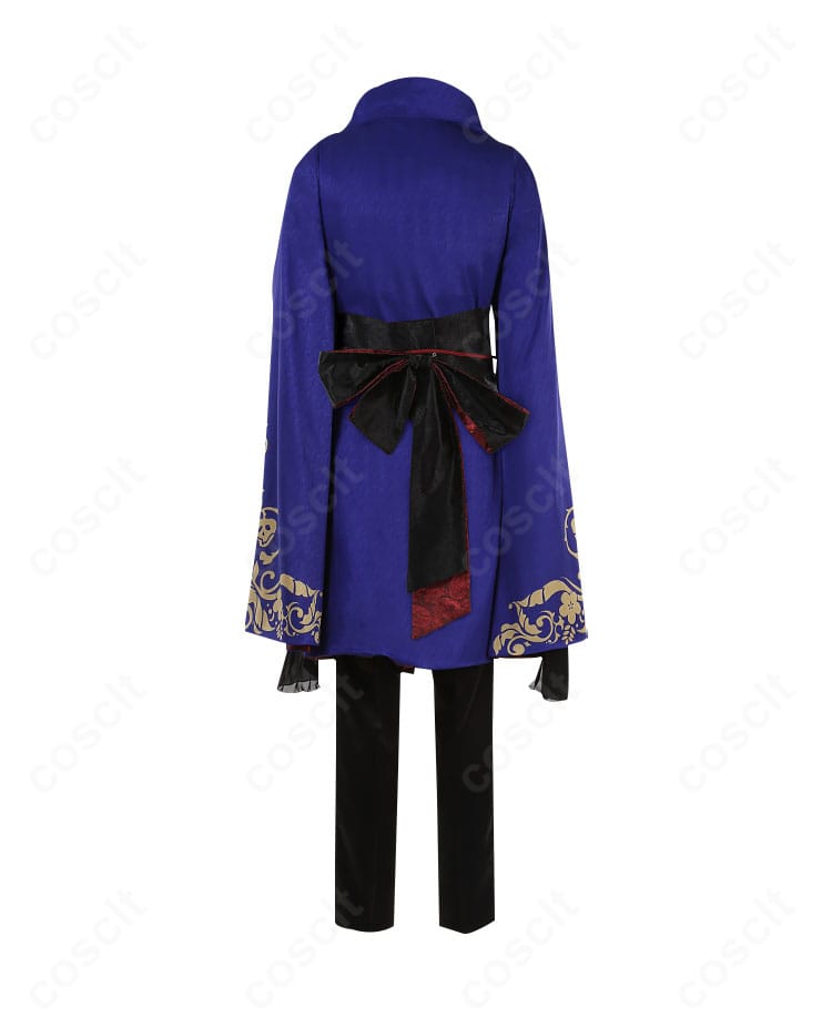 背面全体。センターベントと背面装飾、コートの縦長シルエットを確認。