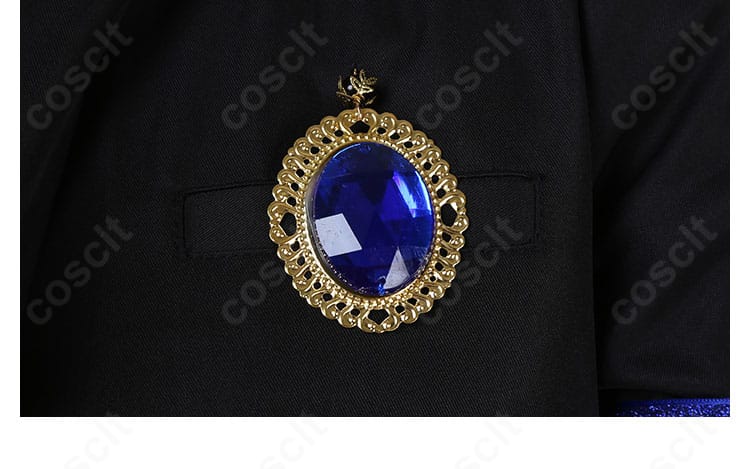 胸ポケットの宝石風装飾のアップで質感と輝きを強調した画像