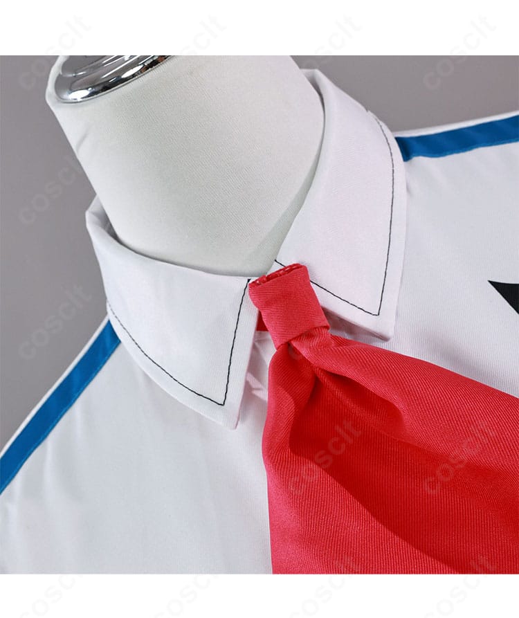 桜木カナ衣装のリボンタイ装飾ディテール。質感のある生地と中心パーツの仕上げが確認できる接写。