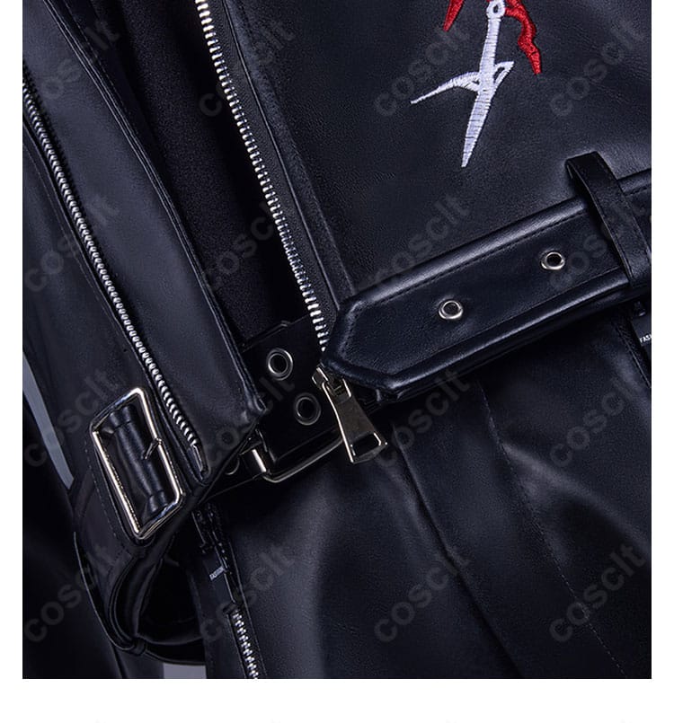 恋と深空 シン 異界の来客コスプレ衣装の腰帯装飾アップ。ベルト金具と装飾パーツの配置が分かる写真。