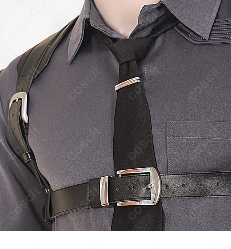 襟元ディテール。シャープな襟ラインとカフスの仕立てで端正な印象を演出