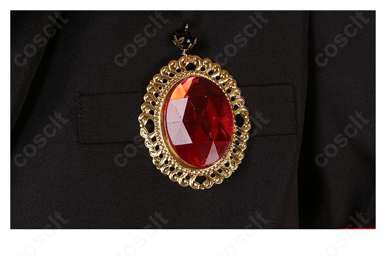 胸元ポケットの赤い宝石風飾りの接写。枠金具と固定方法が分かる画像