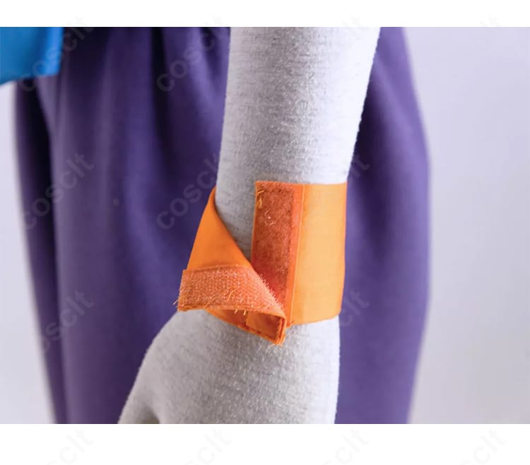 ピッコロの腕飾りのクローズアップ。質感と造形の精巧さが際立つディテール写真。