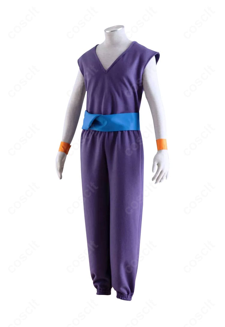 ピッコロ衣装の側面シルエット。マントのドレープと武道着のラインが美しく再現。