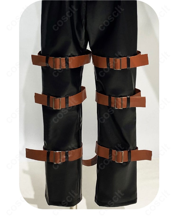 パンツ脚部の装飾ディテール。脚線の見え方とシーム、装飾の配置を拡大で表示。